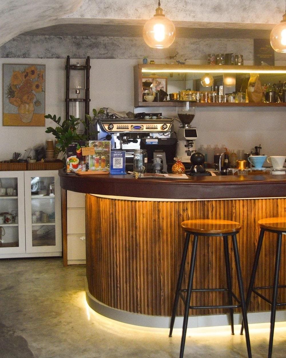 Một góc ấm cúng của quán, nơi du khách có thể xem trực tiếp quá trình pha chế đồ uống vừa chụp ảnh sống ảo